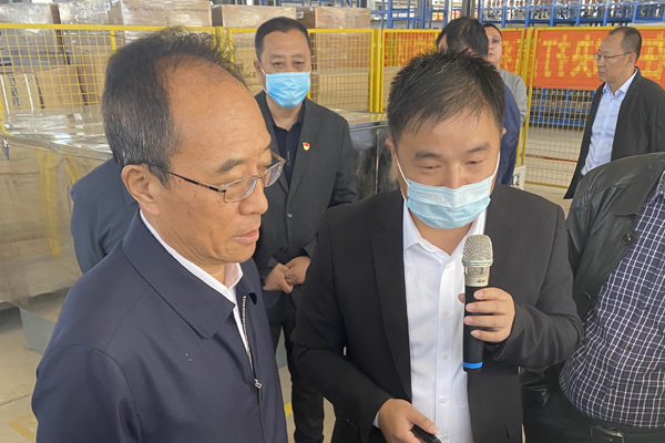 一諾環(huán)境總經(jīng)理騰勝平為各位領(lǐng)導(dǎo)講解我公司超濾膜產(chǎn)品 一諾環(huán)境總經(jīng)理騰勝平為各位領(lǐng)導(dǎo)講解我公司超濾膜產(chǎn)品